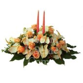 Composizione centrotavola con fiori di stagione e frutta.